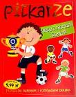 Piłkarze. Książka z naklejkami i zagadkami. Autor: Julie Clough (ilustr.). Dadada.pl Okładka książki Piłkarze. Książka z naklejkami i zagadkami