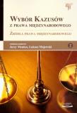 Wybór kazusów z prawa międzynarodowego. Autor: Jerzy Menkes (red.), Łukasz Majewski (red.). Dadada.pl Okładka książki Wybór kazusów z prawa międzynarodowego
