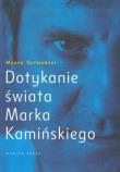 Dotykanie świata Marka Kamińskiego. Autor: Szymański Marek. Dadada.pl Okładka książki Dotykanie świata Marka Kamińskiego