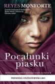 Pocałunki piasku. Autor: Reyes Monforte. Dadada.pl Okładka książki Pocałunki piasku