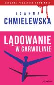 Lądowanie w Garwolinie. Kolekcja: Królowa polskiego kryminału. Część 31. Autor: Joanna Chmielewska. Dadada.pl Okładka książki Lądowanie w Garwolinie. Kolekcja: Królowa polskiego kryminału. Część 31