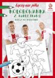 PZPN. Piłka nożna. Mecz na podwórku. Kolorowanka z naklejkami. Autor: Opracowanie zbiorowe. Dadada.pl Okładka książki PZPN. Piłka nożna. Mecz na podwórku. Kolorowanka z naklejkami