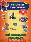 Historyjki z nalepkami. Miś Okruszek i strażacy. Autor: Wiśniewska Anna. Dadada.pl Okładka książki Historyjki z nalepkami. Miś Okruszek i strażacy