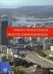Zmiany społecznych praktyk zamieszkiwania. Autor: Jewdokimow Marcin. Dadada.pl Okładka książki Zmiany społecznych praktyk zamieszkiwania