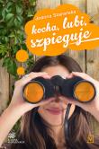 Kocha, lubi, szpieguje Tom 2 Kalina w malinach. Autor: Joanna Szarańska. Dadada.pl Okładka książki Kocha, lubi, szpieguje Tom 2 Kalina w malinach