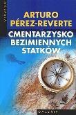 Cmentarzysko bezimiennych statków. Autor: Perez-Reverte Arturo. Dadada.pl Okładka książki Cmentarzysko bezimiennych statków