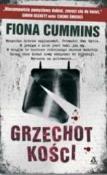 Grzechot kości. Autor: Cummins Fiona. Dadada.pl Okładka książki Grzechot kości