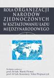 Rola Organizacji Narodów Zjednoczonych w kształtowaniu ładu międzynarodowego. Autor: Marek Pietraś, red. nauk. Konstanty Adam Wojtaszczyk. Dadada.pl Okładka książki Rola Organizacji Narodów Zjednoczonych w kształtowaniu ładu międzynarodowego