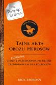 Tajne akta obozu herosów. Autor: Rick Riordan. Dadada.pl Okładka książki Tajne akta obozu herosów