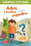Adaś i trudna zagadka Pierwsze Czytanki. Autor: Opowiadania - Marcin Pałasz. Dadada.pl Okładka książki Adaś i trudna zagadka Pierwsze Czytanki