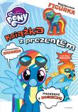 My Little Pony Książka z prezentem Rainbow Dash. Autor: Opracowanie zbiorowe. Dadada.pl Okładka książki My Little Pony Książka z prezentem Rainbow Dash