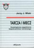 Tarcza i miecz. Autor: Wiatr Jerzy J.. Dadada.pl Okładka książki Tarcza i miecz