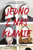 Jedno z nas kłamie. Autor: Karen M. McManus. Dadada.pl Okładka książki Jedno z nas kłamie