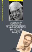 W skorodowanym zwierciadle pamięci. Autor: Grabowski Zbigniew Ryszard. Dadada.pl Okładka książki W skorodowanym zwierciadle pamięci