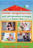 Domek terapeutyczny, czyli 100 sposobów na terapię z mamą i tatą. Autor: Anna Różańska-Gał, Joanna Kuś, Brzezińska Beata. Dadada.pl Okładka książki Domek terapeutyczny, czyli 100 sposobów na terapię z mamą i tatą