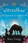 Strzałka Tajemniczy intruz Klub w siodle 2. Autor: Gregg Stacy. Dadada.pl Okładka książki Strzałka Tajemniczy intruz Klub w siodle 2