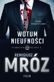 WOTUM NIEUFNOŚCI W KRĘGACH WŁADZY TOM 1 WYD. KIESZONKOWE. Autor: Remigiusz Mróz. Dadada.pl Okładka książki WOTUM NIEUFNOŚCI W KRĘGACH WŁADZY TOM 1 WYD. KIESZONKOWE
