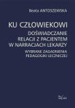 Ku człowiekowi. Doświadczanie relacji z pacjentem w narracjach lekarzy. Autor: Beata Antoszewska. Dadada.pl Okładka książki Ku człowiekowi. Doświadczanie relacji z pacjentem w narracjach lekarzy