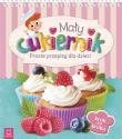 Mały cukiernik. Proste przepisy dla dzieci. Autor: Opracowanie zbiorowe. Dadada.pl Okładka książki Mały cukiernik. Proste przepisy dla dzieci