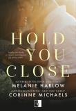 Hold you close. Autor: Corinne Michaels, Melanie Harlow. Dadada.pl Okładka książki Hold you close