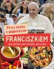 Okładka książki PRZY STOLE Z PAPIEŻEM FRANCISZKIEM JEGO HISTORIE JEGO POTRAWY JEGO GOŚCIE