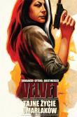 Velvet T.2 Tajne życie umarlaków. Autor: Ed Brubaker, Steve Epting. Dadada.pl Okładka książki Velvet T.2 Tajne życie umarlaków