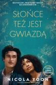 SŁOŃCE TEŻ JEST GWIAZDĄ OKŁADKA FILMOWA. Autor: Nicola Yoon. Dadada.pl Okładka książki SŁOŃCE TEŻ JEST GWIAZDĄ OKŁADKA FILMOWA