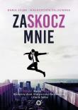 ZASKOCZ MNIE. Autor: Skiba Daria, Falkowska Małgorzata. Dadada.pl Okładka książki ZASKOCZ MNIE
