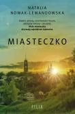 Miasteczko. Autor: Natalia Nowak-Lewandowska. Dadada.pl Okładka książki Miasteczko