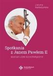 Spotkania ze św. Janem Pawłem II. Scenariusze.... Autor: Justyna Bartoszyńska. Dadada.pl Okładka książki Spotkania ze św. Janem Pawłem II. Scenariusze...