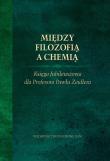 Między filozofią a chemią. Księga Jubileuszowa dla Profesora Pawła Zeidlera.. Autor: Red. naukowa Boruszewski Jarosław, Kazibut Radosław, Leciejewski Sławomir, Rzepiński Tomasz, Tworak Zbigniew. Dadada.pl Okładka książki Między filozofią a chemią. Księga Jubileuszowa dla Profesora Pawła Zeidlera.