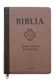 Biblia pierwszego Kościoła z paginat. ciemny beż. Autor: ks. prof.. Remigiusz Popowski SDB. Dadada.pl Okładka książki Biblia pierwszego Kościoła z paginat. ciemny beż