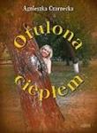 Otulona ciepłem. Autor: Czarnecka Agnieszka. Dadada.pl Okładka książki Otulona ciepłem
