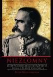 Niezłomny. Józef Piłsudski. Odrodzona Polska i walka o Europę Wschodnią. Autor: Hetherington Peter. Dadada.pl Okładka książki Niezłomny. Józef Piłsudski. Odrodzona Polska i walka o Europę Wschodnią