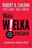 Mała wielka zmiana (wyd.2021). Autor: Cialdini Robert B., Steve J. Martin, Noah J. Goldstein. Dadada.pl Okładka książki Mała wielka zmiana (wyd.2021)