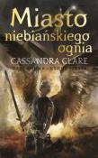 Dary Anioła T.6 Miasto Niebiańskiego Ognia TW w.4. Autor: Clare Cassandra. Dadada.pl Okładka książki Dary Anioła T.6 Miasto Niebiańskiego Ognia TW w.4