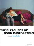 The Pleasures of Good Photographs. Autor: Badger Gerry. Dadada.pl Okładka książki The Pleasures of Good Photographs