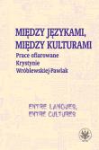 Między językami, między kulturami Prace ofiarowane Krystynie Wróblewskiej-Pawlak. Autor: Kostro Monika, Szymankiewicz Krystyna, Grycan Magdalena. Dadada.pl Okładka książki Między językami, między kulturami Prace ofiarowane Krystynie Wróblewskiej-Pawlak