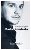 Pierwsze życie Marka Kondrata. Autor: Jacek Wakar. Dadada.pl Okładka książki Pierwsze życie Marka Kondrata