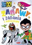 Młodzi Tytani Akcja! Zabawy i zadania z naklejkami. Autor: Opracowanie zbiorowe. Dadada.pl Okładka książki Młodzi Tytani Akcja! Zabawy i zadania z naklejkami
