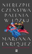 Niebezpieczeństwa palenia w łóżku. Autor: Enriquez Mariana. Dadada.pl Okładka książki Niebezpieczeństwa palenia w łóżku