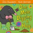 One Mole Digging A Hole. Autor: Donaldson Julia, Sharratt Nick. Dadada.pl Okładka książki One Mole Digging A Hole