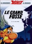 Asterix Le grand fosse. Autor: Albert Uderzo. Dadada.pl Okładka książki Asterix Le grand fosse