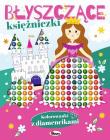 Błyszczące księżniczki. Kolorowanki z diamencikami. Autor: Opracowanie zbiorowe. Dadada.pl Okładka książki Błyszczące księżniczki. Kolorowanki z diamencikami