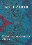 Dary świadomego ciała. Autor: Janet Adler. Dadada.pl Okładka książki Dary świadomego ciała