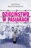 Dzieciństwo w pasiakach wyd. kieszonkowe. Autor: Bartnikowski Bogdan. Dadada.pl Okładka książki Dzieciństwo w pasiakach wyd. kieszonkowe