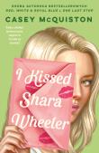 I Kissed Shara Wheeler. Autor: Casey McQuiston. Dadada.pl Okładka książki I Kissed Shara Wheeler