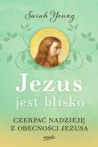 Jezus jest blisko.  Czerpać nadzieję z obecności Jezusa wyd. 2. Autor: Sarah Young. Dadada.pl Okładka książki Jezus jest blisko.  Czerpać nadzieję z obecności Jezusa wyd. 2