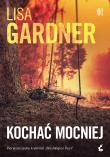 Kochać mocniej. Autor: Gardner Lisa. Dadada.pl Okładka książki Kochać mocniej