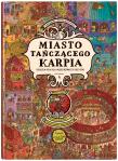 Miasto Tańczącego Karpia. Autor: Mizielińska Aleksandra, Mizieliński Daniel. Dadada.pl Okładka książki Miasto Tańczącego Karpia